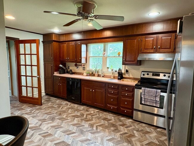 Building Photo - Large 4 bedroom house near Waynesboro Hosp...