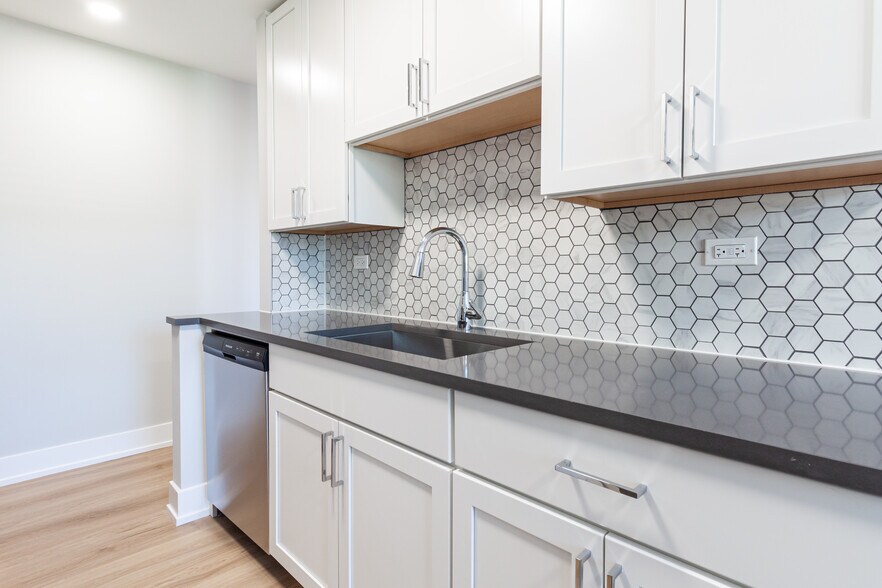 Building Photo - 531 W Aldine Ave