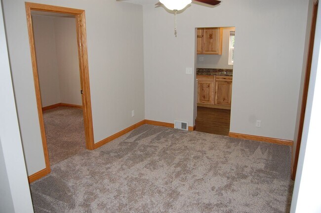 Building Photo - Cute & clean and close to campus!