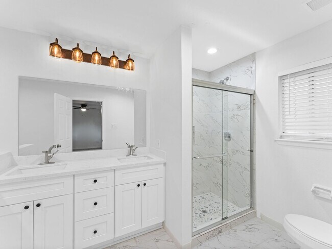 Building Photo - 2122 Briar Cir