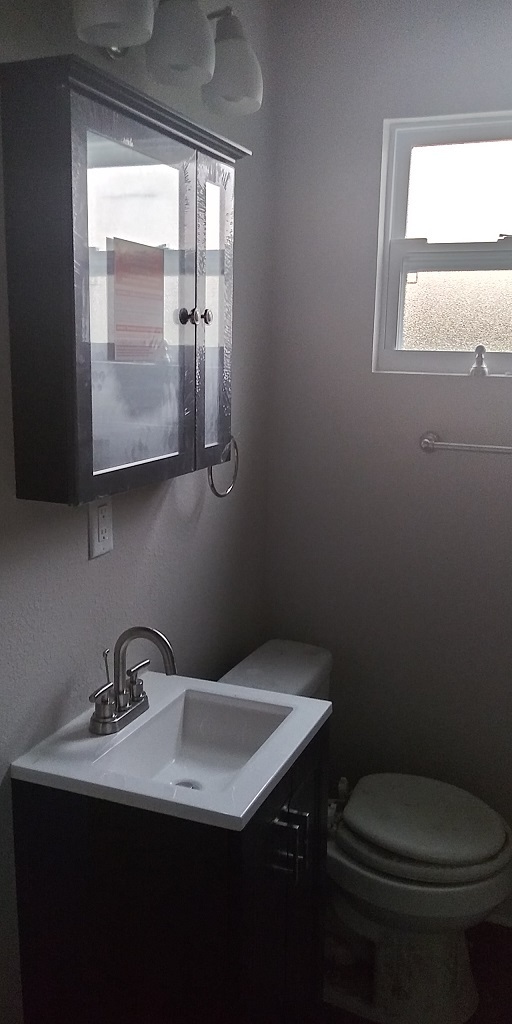 Bathroom - 701 E Hanlon St