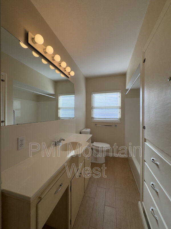 Building Photo - 1878 E Stratford Ave