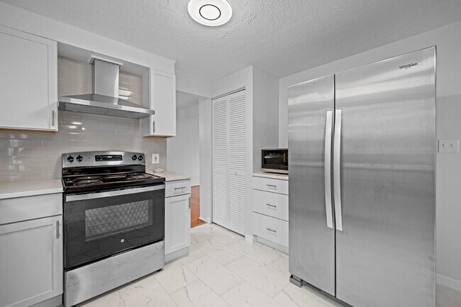 Building Photo - Discover Your Dream Home: Modern Comfort M...