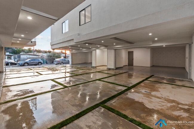 Building Photo - 3005 La Paz Dr