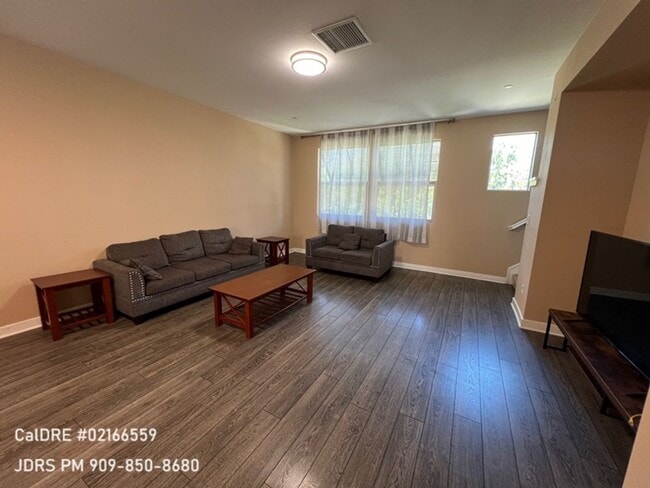 Building Photo - Bellflower Furnished 3 Bedroom Townhouse