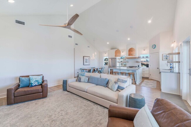 Building Photo - 119 6th St