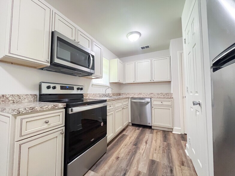Building Photo - 2119 Melanie Dr