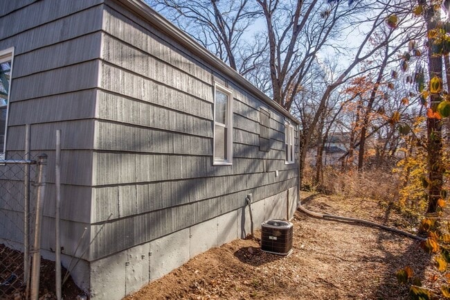 Building Photo - SEE IT NOW: Adorable 2-Bed Home with Bright Interiors in Independence!