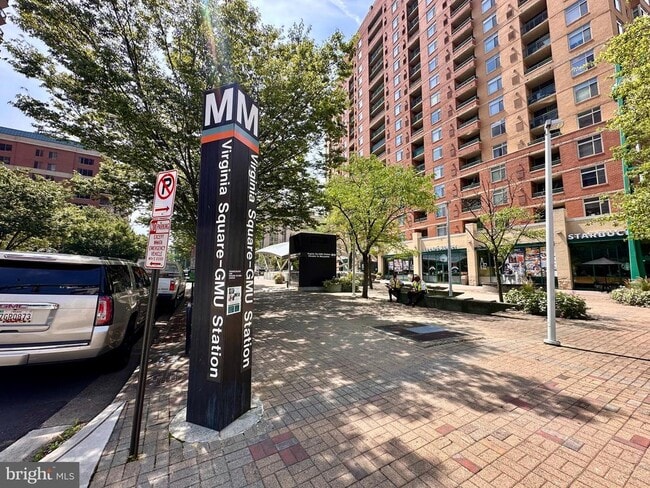 Building Photo - 901 N Monroe St