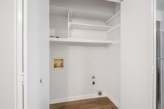 Building Photo - 6811 Thorncliffe Dr