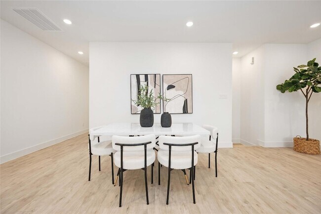 Building Photo - 5322 Rue
