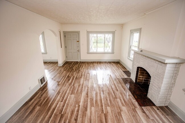 Building Photo - Very Spacious Four Bedroom Home For Rent!