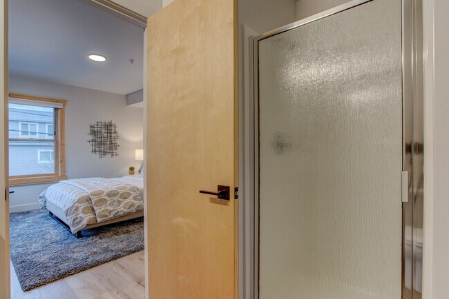 Building Photo - Luxury top floor 2bd in the heart of Sellw...