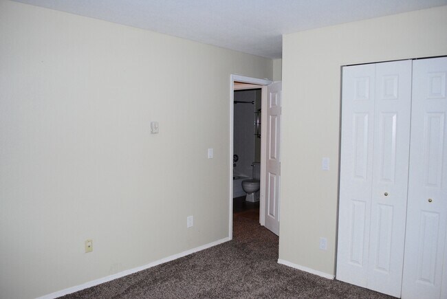 Building Photo - Remodeled Bellevue Condo