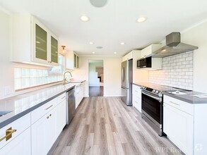 Building Photo - Beautiful recently remodeled 4 bed 2 bath ...
