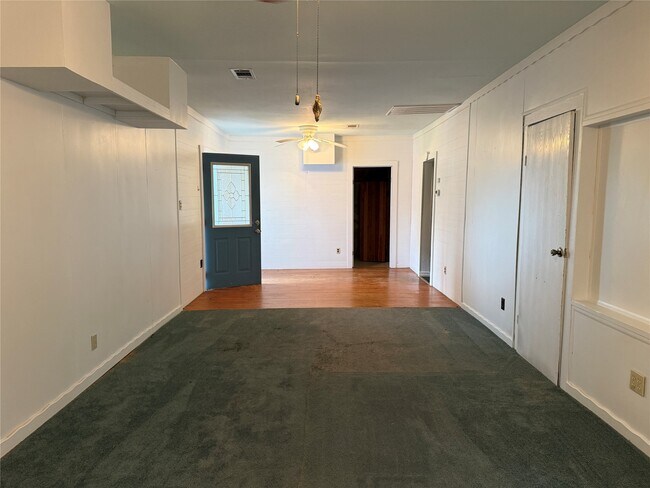 Building Photo - 1203 County Rd 254