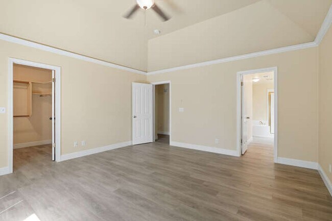 Building Photo - Spacious 5-Bedroom Home with Pool in NE Fr...