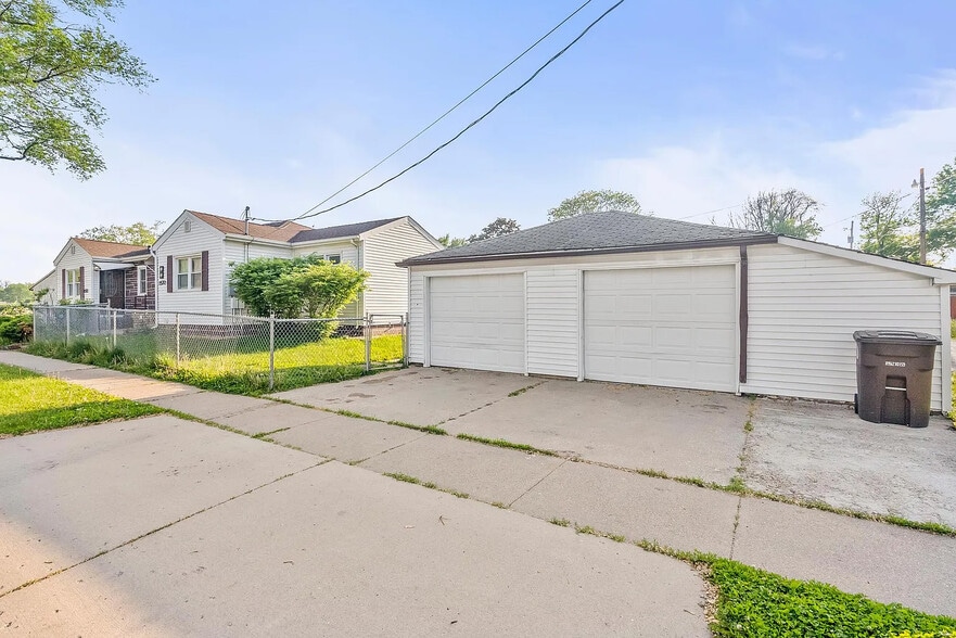 Building Photo - 1520 W 9th St