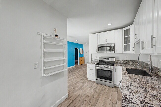 Building Photo - Blue Beauty in Historic District!!