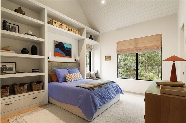 Building Photo - 725 Rocky Point Dr