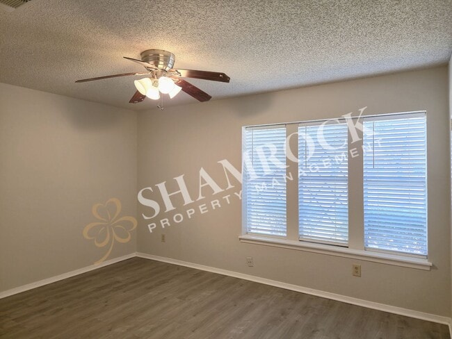 Building Photo - 3/2 Hewitt Home