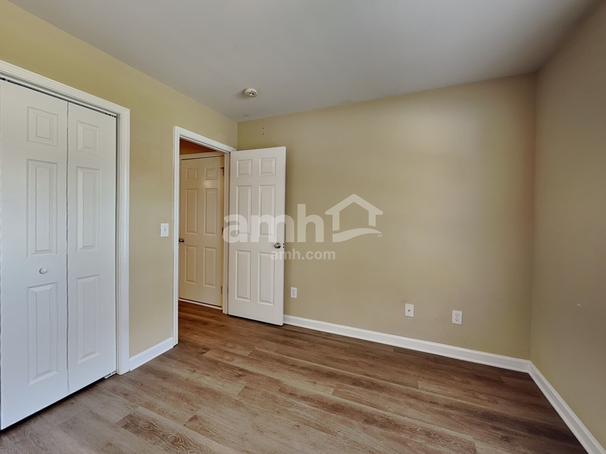 Building Photo - 1860 Oakhurst Park Ln