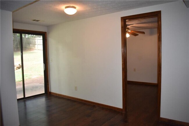 Building Photo - 2811 Pine Cone Ln