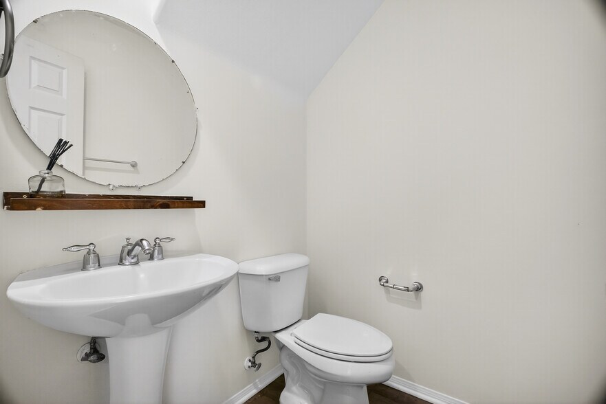 Building Photo - 1757 E Flora St