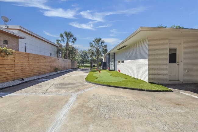 Building Photo - 5010 N Braeswood Blvd