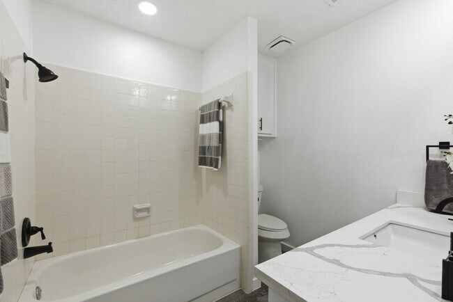 Building Photo - 2906 Colonial Dr