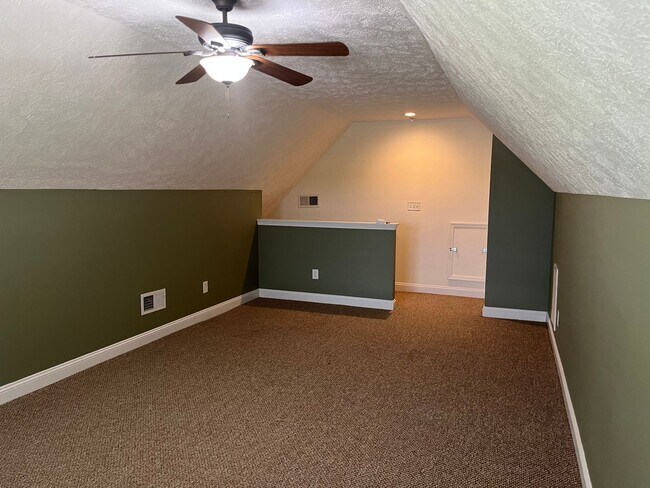 Building Photo - Beautifully Updated 3 Bed Plus Bonus Raefo...