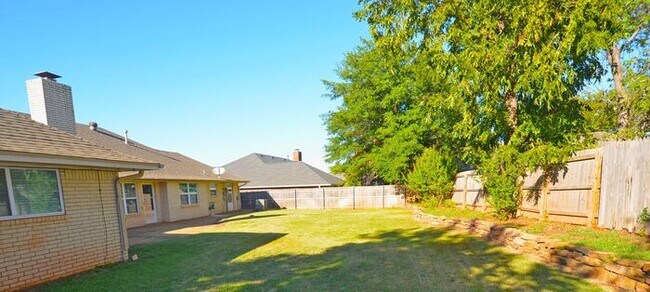Building Photo - 4 Bed 2.5 Bath 2 Car Garage in Camelot Addition NW OKC
