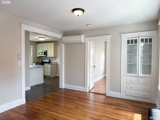 Building Photo - 14 Oakton Ave
