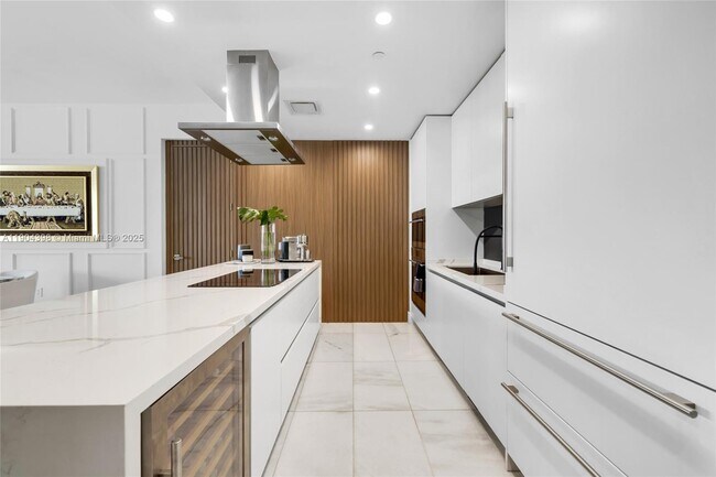 Building Photo - 700 NE 26th Terrace