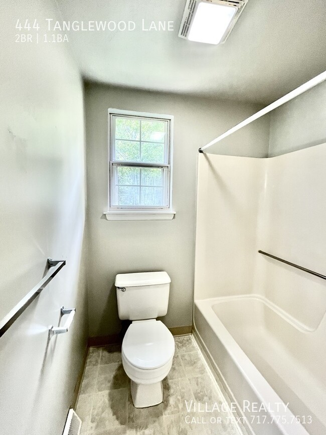 Building Photo - 444 Tanglewood Ln