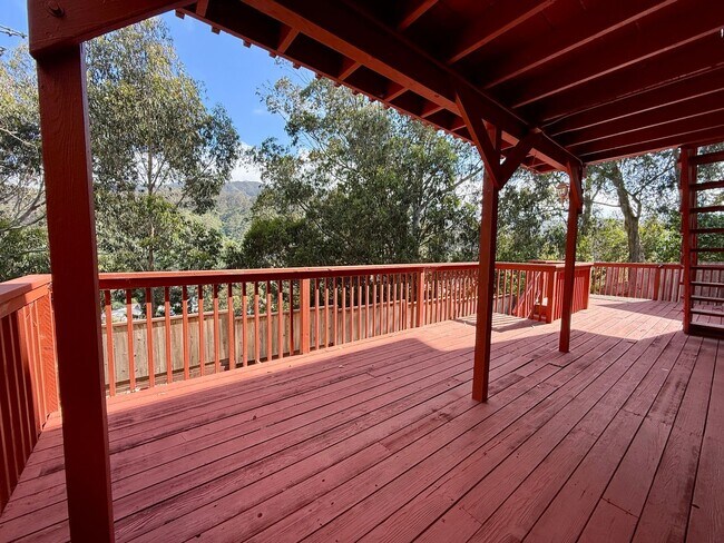 Building Photo - Gorgeously Updated 4-Bed/3-Bath Home & Ent...