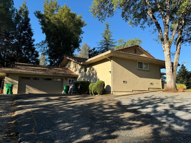 Building Photo - Lake View Retreat in Lake of the Pines – 3...