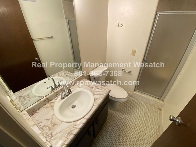 Building Photo - Spacious 3 bedroom, 1.5 bathroom condo in ...