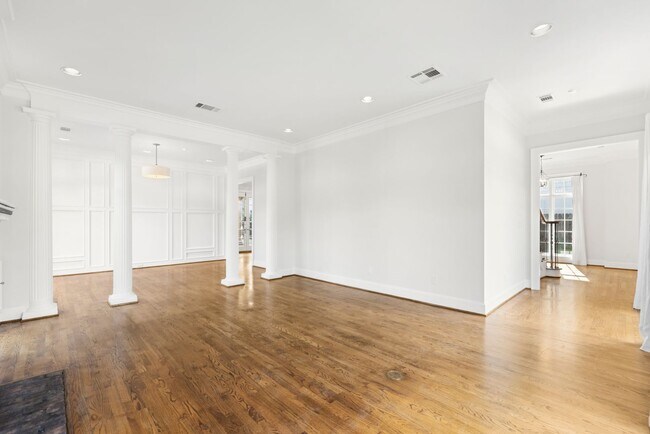 Building Photo - Elegant Living Minutes from the Medical Ce...
