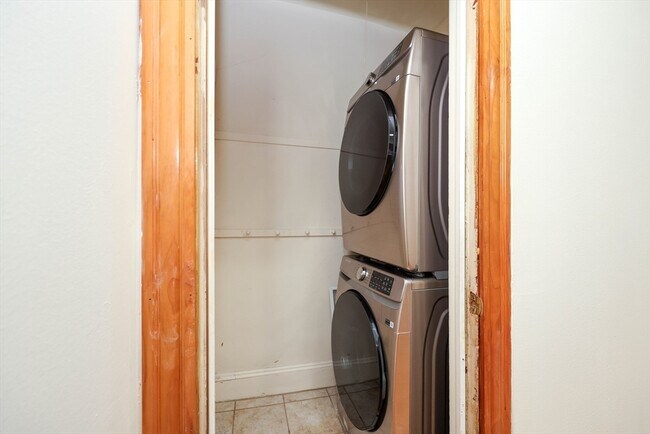 Building Photo - 84 Rogers Ave