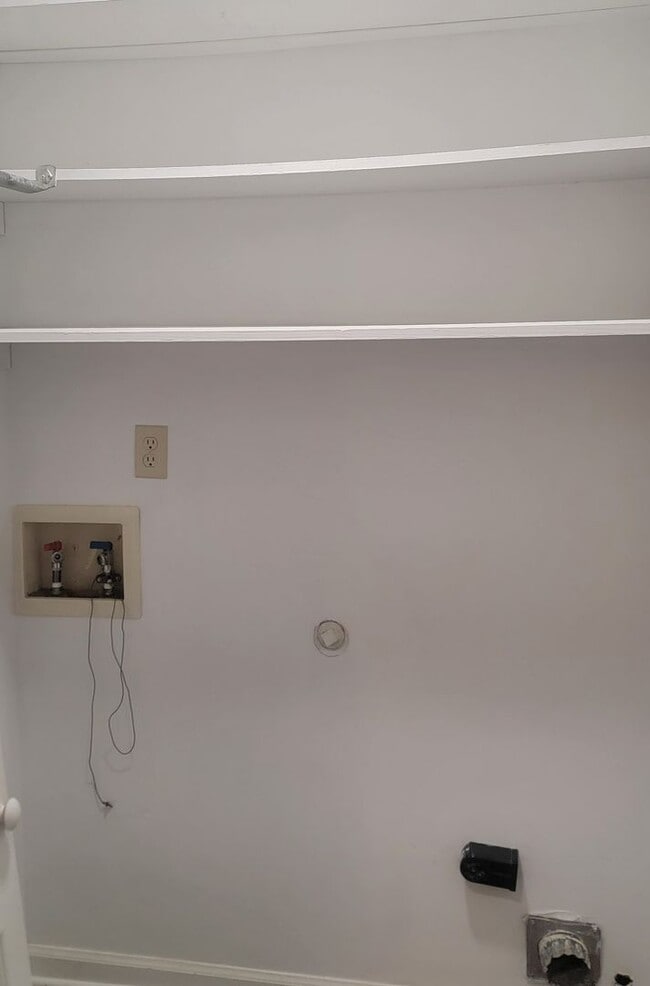 Building Photo - Adorable UPDATED 2-Bedroom, 2-Bathroom Tow...