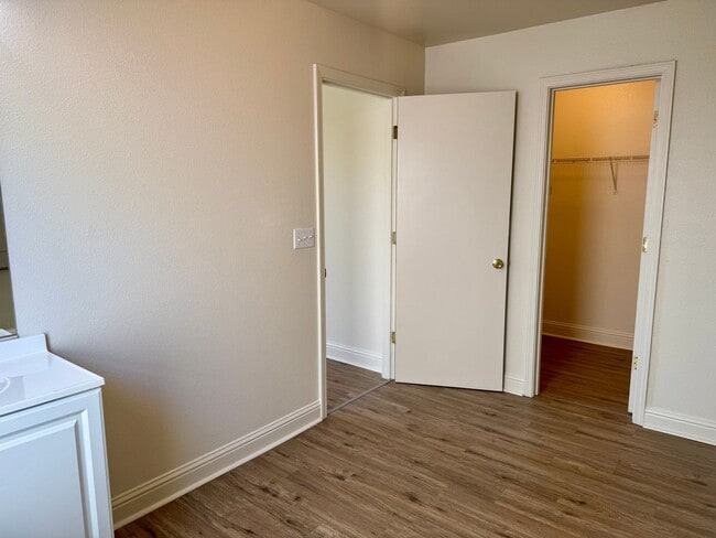Building Photo - Newly Updated 3 Bedroom 2 1/2 Bath North M...