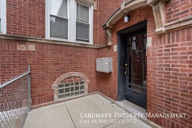 Building Photo - 4144 N Mozart-Unit 1W