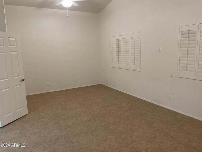 Building Photo - 839 E Meadow Ln