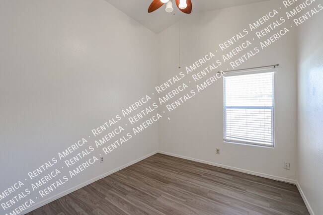 Building Photo - 1105 N Quail