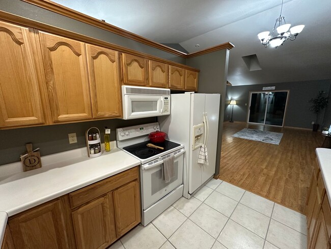 Building Photo - 3 Bed, 2 Bath Condo for Rent in Evansdale, Ia