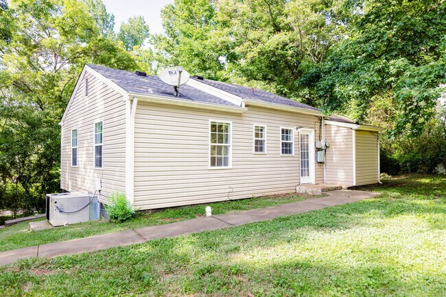 Building Photo - Charming Three Bedroom Home with Natural P...