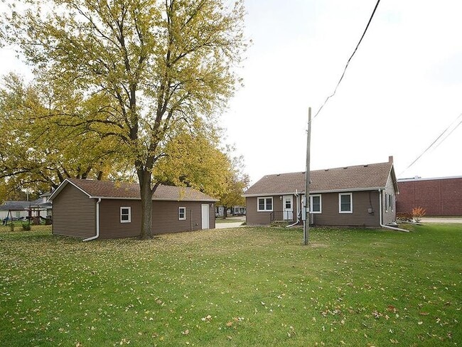 Building Photo - 405 E 5th St