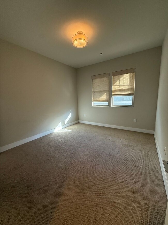 Building Photo - Premier 2/2 Condo in The Cannery