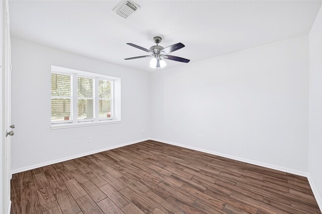 Building Photo - 2803 Camelot Ln
